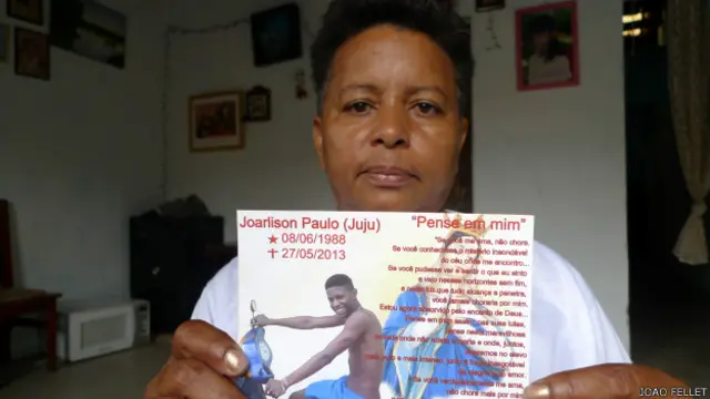 Concita Ferreira mostra foto de seu filho caçula, Joarlison, que foi estrangulado na cadeia. Foto: João Fellet/BBC