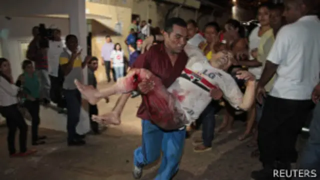 Un individuo carga a un herido víctima de la violencia en Maranhão.