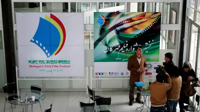 جشنواره فرصتی را هم برای سینماگران افغان فراهم کرده که حرف های خود را بگویند.
برگزاری جشنواره های فیلم و سینما در افغانستان در سال های اخیر بیشتر شده است.