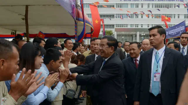 Ông Hun Sen được nói đã kêu gọi Việt Nam tiếp tục hỗ trợ Campuchia. Ông lên nắm quyền từ 1985, là thủ tướng tại vị lâu nhất ở Đông Nam Á.