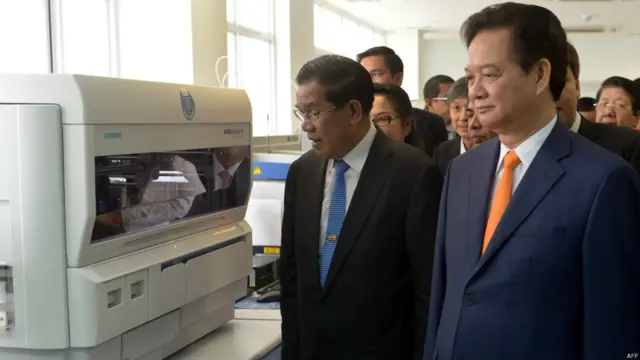 Việt Nam là đối tác kinh tế lớn thứ hai của Campuchia. Năm 2012, tổng giá trị thương mại Việt Nam-Campuchia đạt 3,3 tỷ đôla.