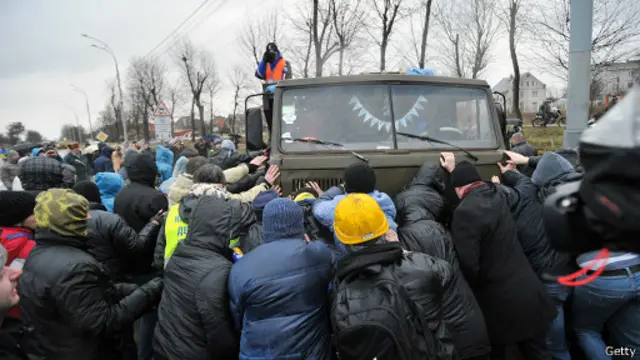 Участники акции сталкивают с дороги грузовик, который якобы сломался на повороте в Межигорье