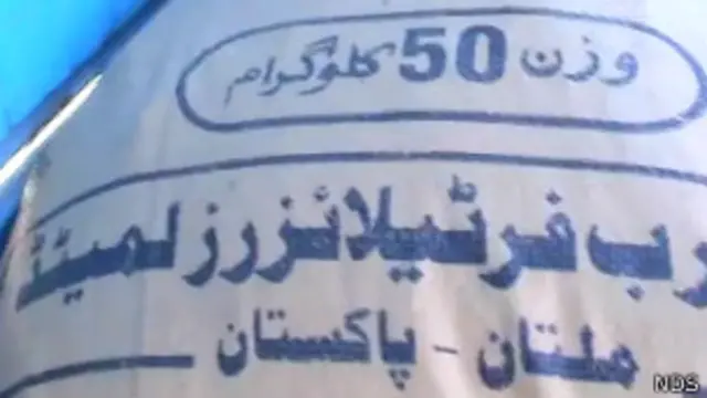 په وېډیو کې د نیول شوې سرې پر بوجیو ''د نایټریټ امونیم کود- ملتان، پاکستان'' لیکل شوي دي. 