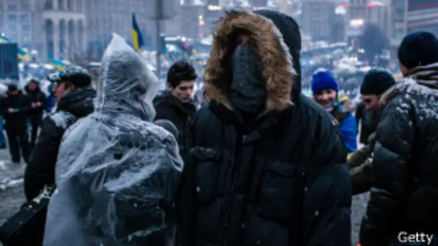 Люди продолжают приходить на Майдан, несмотря на плохую погоду
