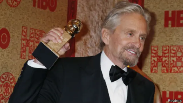 迈克尔·道格拉斯在《烛光背后》中饰演身为同性恋的美国已故著名钢琴家李伯拉斯