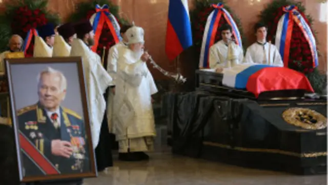 مېخاييل کلاشينکوف تېره مياشت د ٩٤ کلونو په عمر ومړ او په بشپړو دولتي مراسمو خاورو ته وسپارل شو.