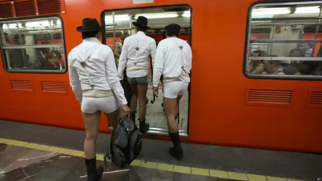 В метро в Мехико