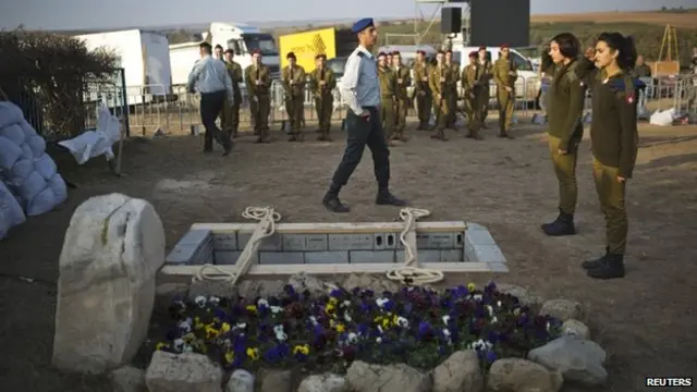 شیرون کو غزہ کے قریب واقع قصبے سیدروت میں ان کی رینچ پر دفن کیا گیا