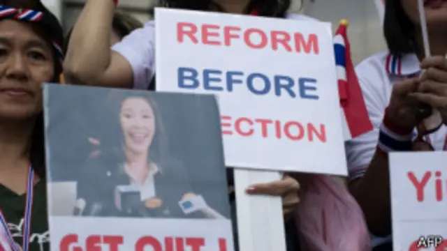 နိုင်ငံရေး ပြောင်းလဲဖို့ ပိတ်ဆို့ ဆန္ဒပြ