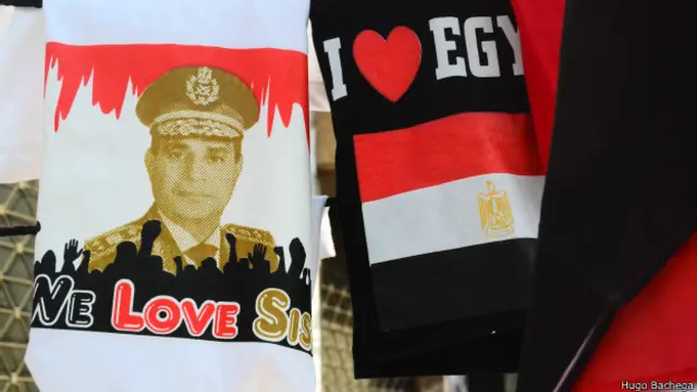 Camiseta com a frase "Nós amamos Sisi" à venda na praça Tahrir, no centro do Cairo