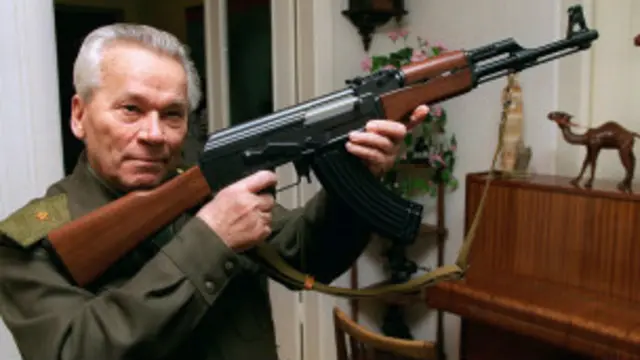 مېخاييل کلاشينکوف ته د روسيې د اتل لقب ورکړل شوى.