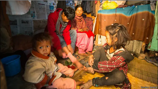 Семья в непальском доме