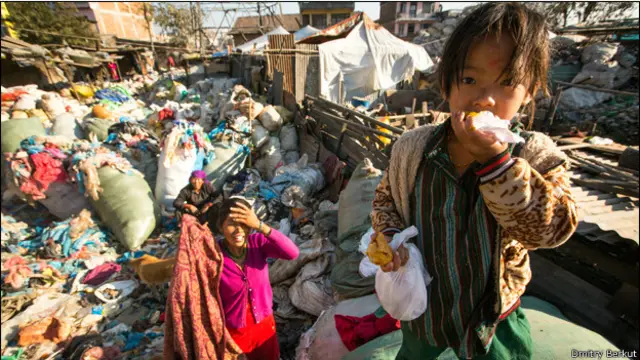 Ребенок за едой в Катманду
