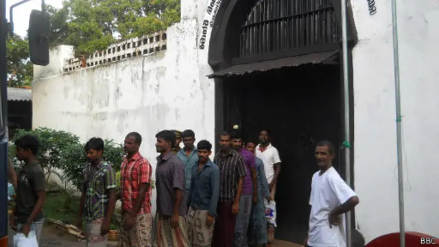 ත්‍රිකුනාමල බන්ධනාගාරයෙන් නිදහස ලබා 