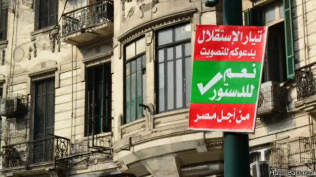 Cartaz no Cairo diz que 'sim' à Constituição é sim para o Egito