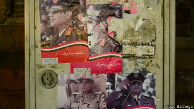 Cartazes em homenagem a Sisi no maior mercado popular do Cairo