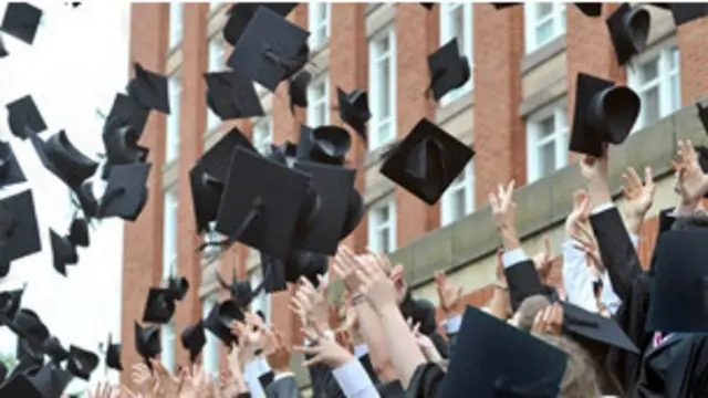 调查显示,很多大学生每周只有六个小时的上课时间。