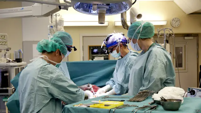 Médicos treinam para transplante de útero na Suécia (foto: AP)