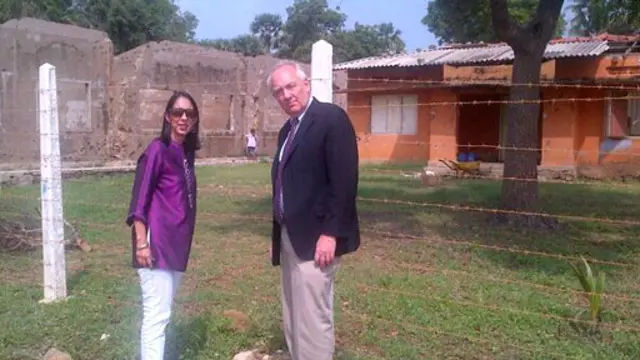 මිෂෙල් ජේ සිසෝන් සහ යුද අපරාධ භාර ඇමෙරිකානු තානාපති ස්ටීවන් ජේ රැප් 