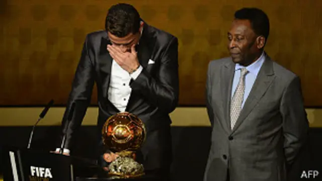 Cristiano Ronaldo se emociona ao receber prêmio de melhor do mundo / Crédito da Foto: AFP