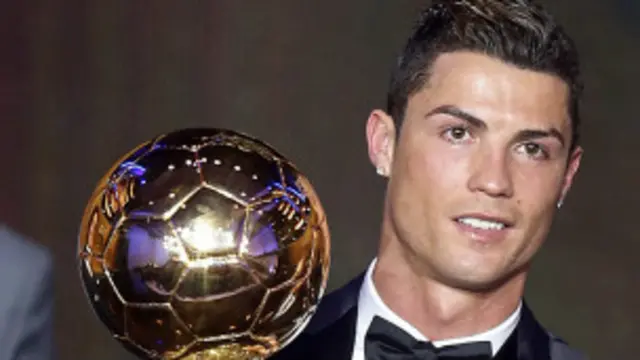 رونالڈو ایوارڈ وصول کرتے ہوئے آبدیدہ ہوگئے