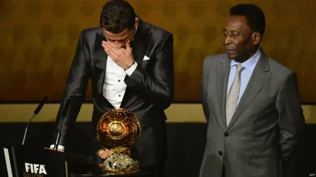 زیورخ میں منعقدہ تقریب میں بیلن ڈی اور ایوارڈ وصول کرنے کے بعد تقریر کرتے ہوئے رونالڈو آب دیدہ ہوگئے۔