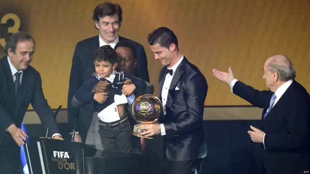 رونالڈو جب ایوارڈ لینے آئے تو ان کے ہمراہ ان کے بیٹے رونالڈو جونیئر بھی تھے۔