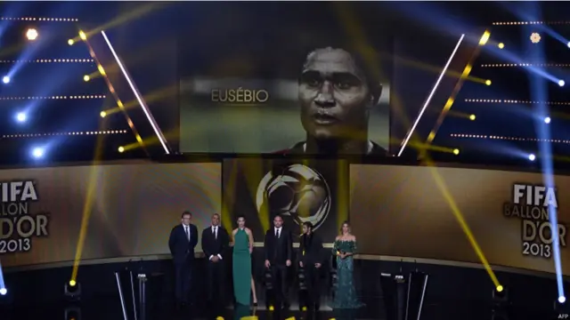 تقریب میں حال ہی میں انتقال کرنے والے عظیم پرتگالی فٹبالر یوسیبیو کو بھی خراجِ عقیدت پیش کیا گیا۔