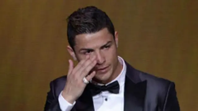 အကောင်းဆုံး ဘောလုံးသမားဆုကို လက်ခံယူရင်း ဝမ်းသာ မျက်ရည်ကျခဲ့တဲ့ ရော်နားလ်ဒိုး