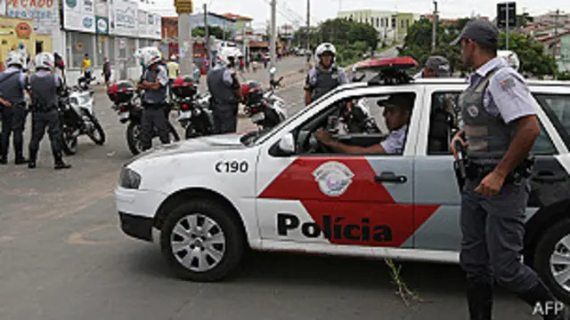 Policías en Campinas