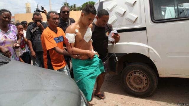 Un preso de la cárcel brasileña de Pedrinhas, estado de Maranhão, herido durante un enfrentamiento de bandas rivales el año pasado.