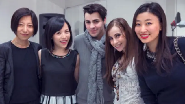 肖朗（右一）的艺触团队与伦敦西区音乐剧演员为英国华人开展音乐剧工作坊