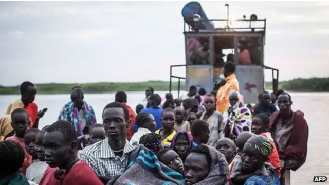 يلجأ سكان المدن التي يندلع بها القتال إلى عبور النهر إلى مناطق اكثر أمنا