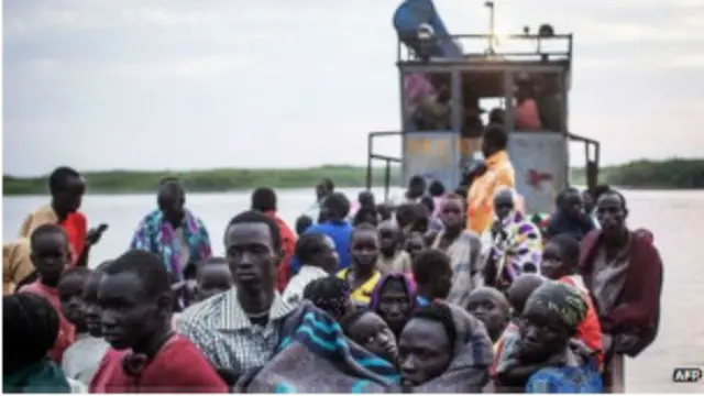 آوارگان جنگی با قایق از طریق رود نیل خود را به اماکن امن می رسانند