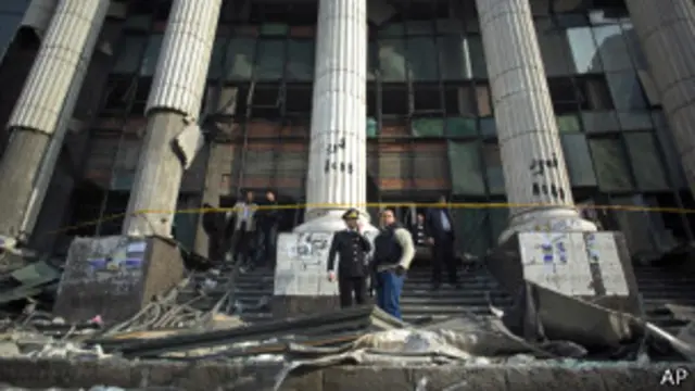 رای‌گیری با انفجاری در برابر مجتمع قضایی قاهره آغاز شد