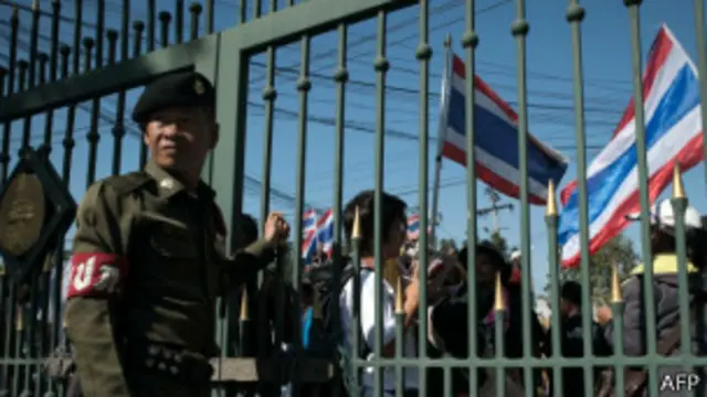 အစိုးရရုံး တစ်ရုံးရှေ့က ဆန္ဒပြသူများ။