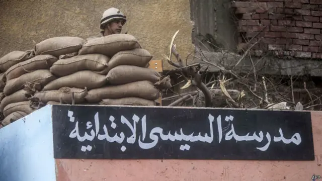 मतदान के दौरान सुरक्षा के कड़े इंतज़ाम किए गए हैं. लाखों की संख्या में सुरक्षाकर्मी तैनात हैं.