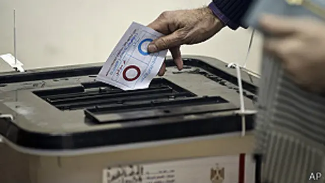 Un egipcio al momento de votar