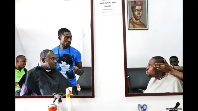 O projeto de Esiebo tem como base quatro elementos, usados como mecanismos para explorar narrativas sobre os homens africanos. Acima, Accra. (Foto: Andrew Esiebo)