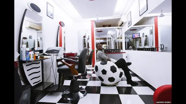 "'Barbeiros' captura os homens em seus ambientes de trabalho e 'Estilo' se concentra na identidade social pelo corte de cabelo em relação à negritude africana e global', disse o fotógrafo. Acima, barbeiro em Accra. (Foto: Andrew Esiebo)