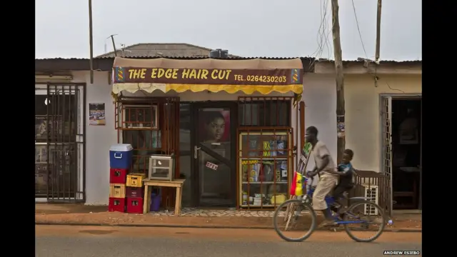 A individualidade de cada barbearia reflete a coexistência de tradição com modernidade. A parte relativa a 'Nuances' analisa a iconografia dos interiores. Acima, Accra, capital de Gana. (Foto: Andrew Esiebo)