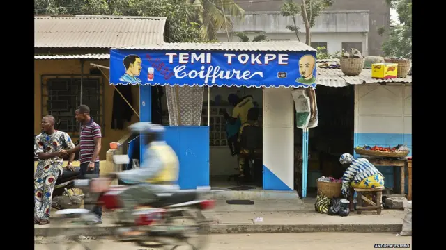 '''Estética Urbana' documenta os exteriores das barbearias, que casam os ritmos e alma da rua, através de seus sinais pintados', explicou Esiebo. Acima, Cotonou. (Foto: Andrew Esiebo)