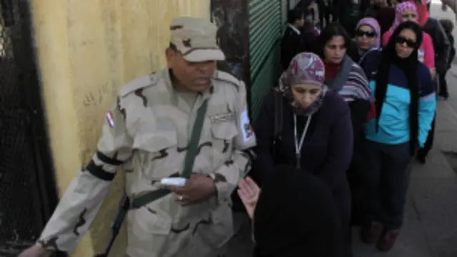 လာရောက် မဲပေးသူအချို့။