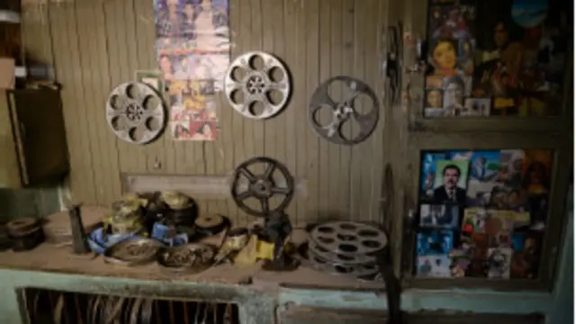 د اطلاعاتو او کلتور وزارت یوازینۍ لاس ته راوړنه د بیان د ازادۍ ترشعار لاندې خصوصي ټلویزیونونو او نورو رسنیو ته د مجوز ویشل دي.