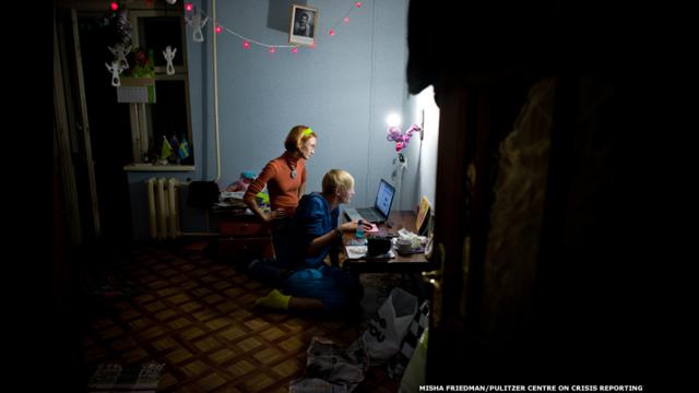 «Две лесбиянки»: Мужчина заснял справляющих нужду женщин в парке Алматы (ВИДЕО)