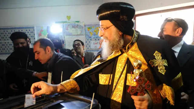 البابا تواضروس، باب الكنيسة القبطية الأرثوذكسية، يدلي بصوته في عملية الاستفتاء على الدستور الجديد. 