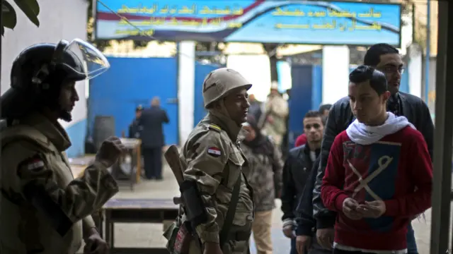 Tentara Mesir bersama pemilih
