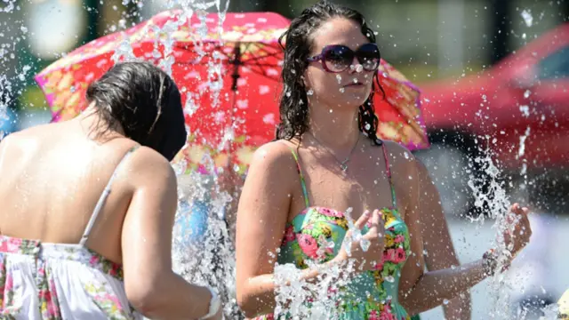 تماشائیوں میں سے کچھ نے میلبرن پارک میں نصب فواروں کی مدد سے گرمی کا مقابلہ کیا۔