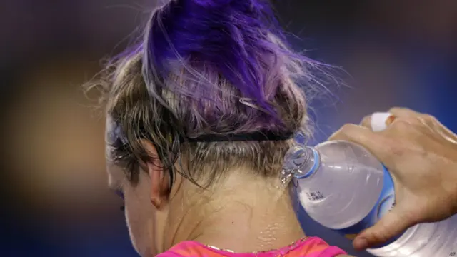 اتنی شدید گرمی میں کھلاڑی خود کو ٹھنڈا رکھنے کے لیے مختلف طریقے استعمال کرتے نظر آئے۔