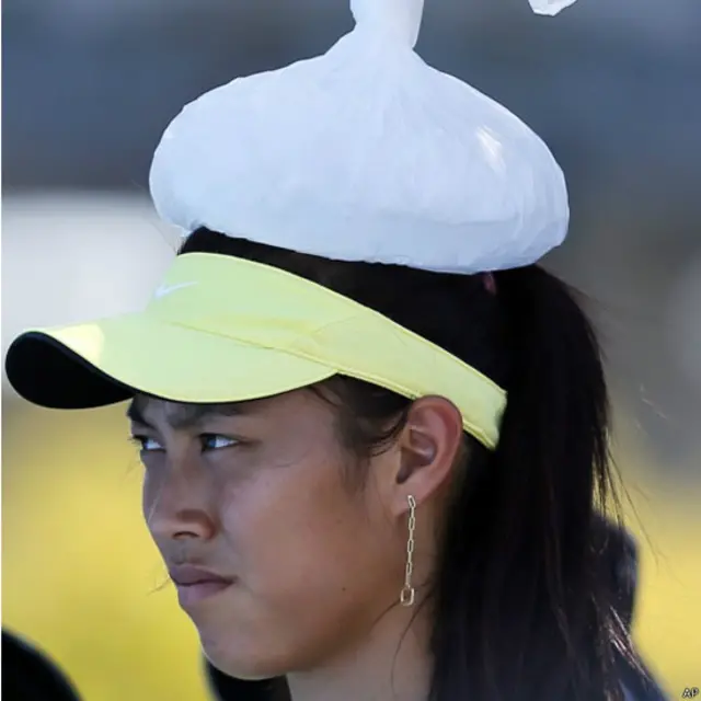 ایک خاتون کھلاڑی نے اتنےگرم موسم میں کورٹ پر اترنے کو ’گرم توے پر ناچنے‘ جیسا قرار دیا۔